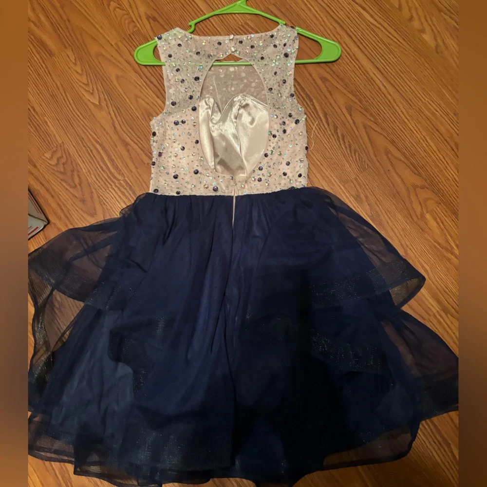 Elegant Sleeveless Dress with Embellished Bodice - Picture 5 of 7